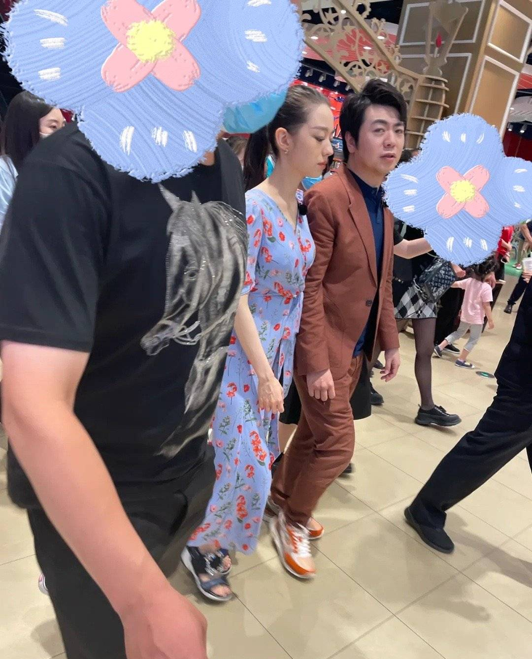 吉娜生图曝光,身材绝美却被运动凉鞋拖后腿,只为配合郎朗身高?