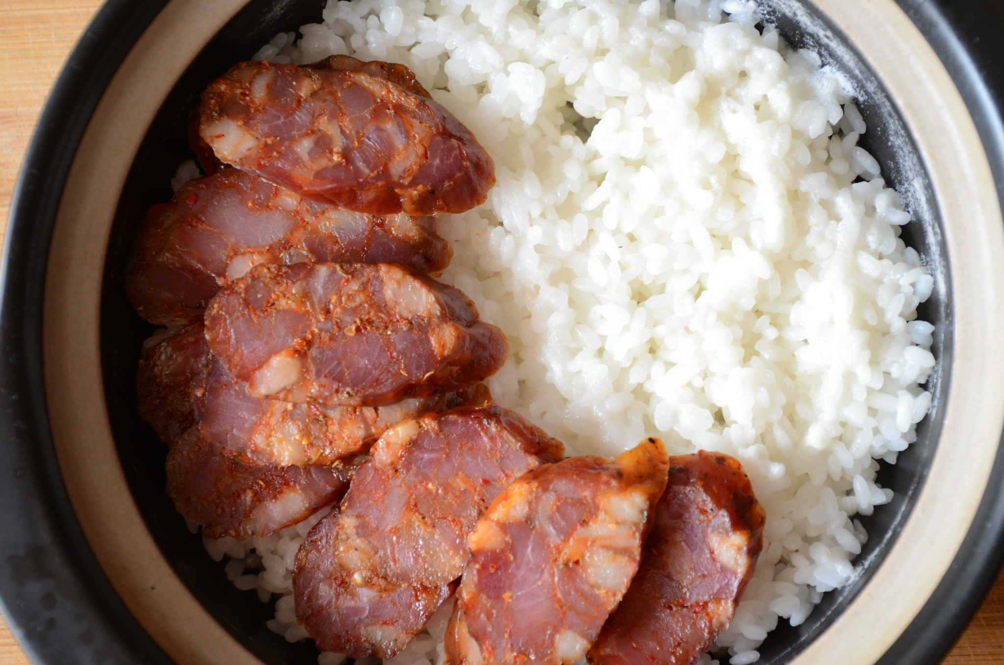 美味的腊肠砂锅饭