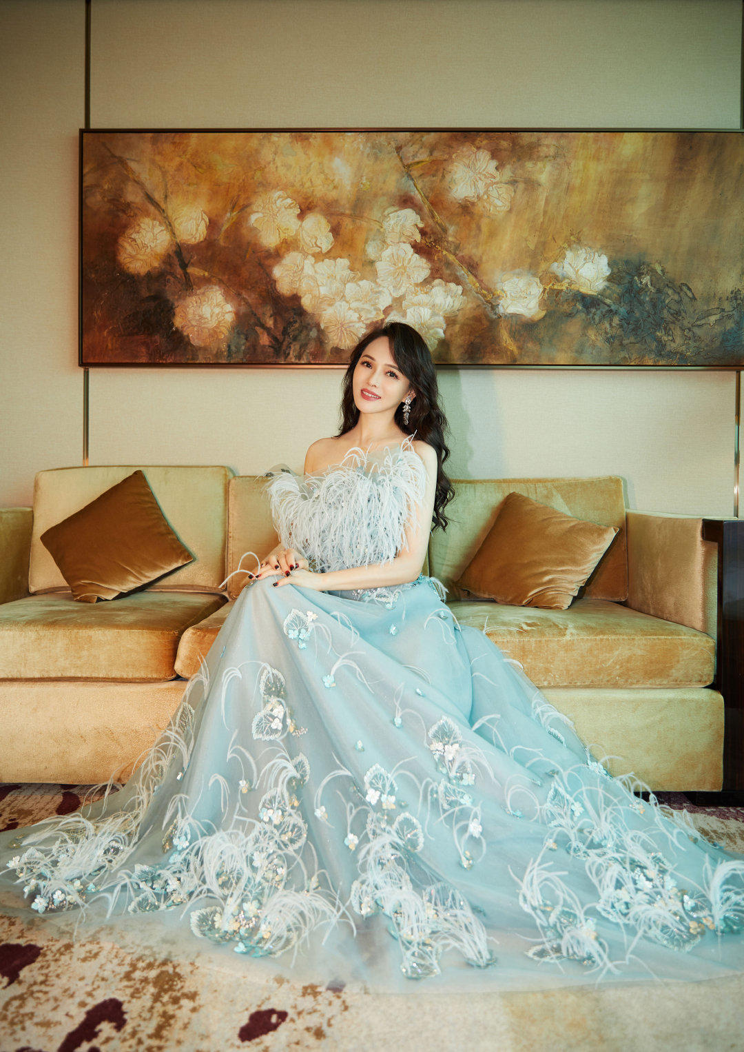 年过半百的伊能静脸蛋和身材一点都没松弛穿抹胸裙就像小姑娘