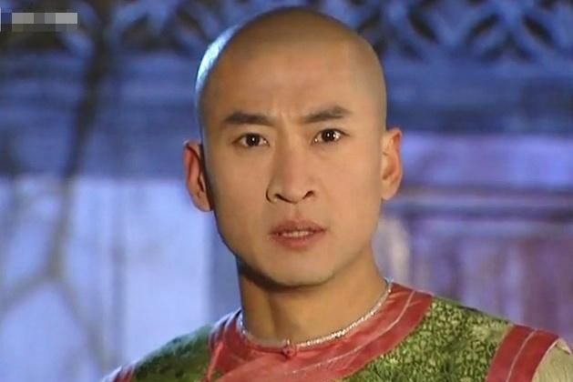 周杰饰演的就是紫薇的官配——福尔康,剧中的尔康家世出众,人也是风度