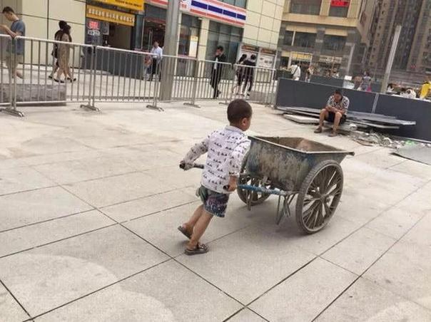 男孩不愿意上学,被父母带到工地干苦力活,可没几天宝妈就后悔了休闲区蓝鸢梦想 - Www.slyday.coM 男孩不愿意上学,被父母带到工地干苦力活,可没几天宝妈就后悔了休闲区蓝鸢梦想 - Www.slyday.coM