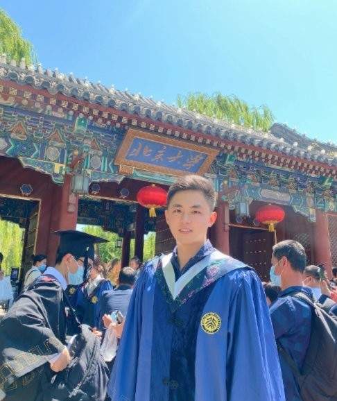 身穿学士服尽显青涩,人群当中超惹眼|邢凯轩|快乐星球|多面体_新浪