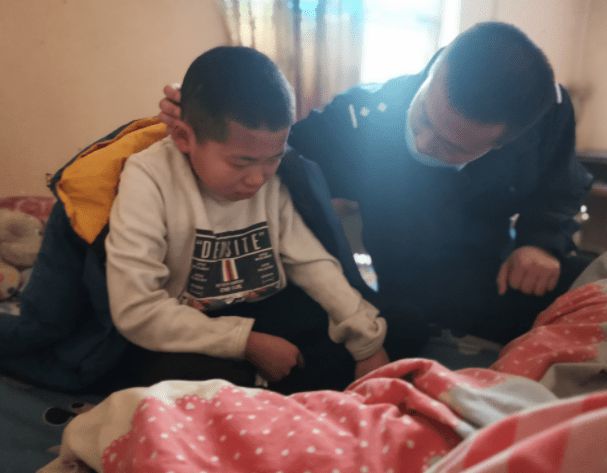 男孩不愿意上学,被父母带到工地干苦力活,可没几天宝妈就后悔了休闲区蓝鸢梦想 - Www.slyday.coM 男孩不愿意上学,被父母带到工地干苦力活,可没几天宝妈就后悔了休闲区蓝鸢梦想 - Www.slyday.coM