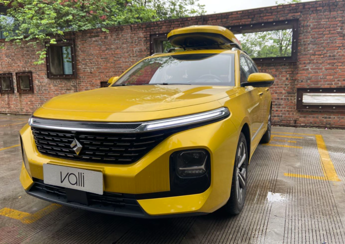 宝骏的国民瓦罐车,后排当双人床,车顶放3个行李箱,好看又实用