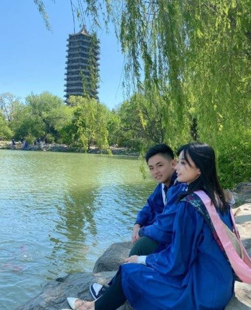 快乐星球多面体北大毕业,身穿学士服尽显青涩,人群当中超惹眼|邢凯轩