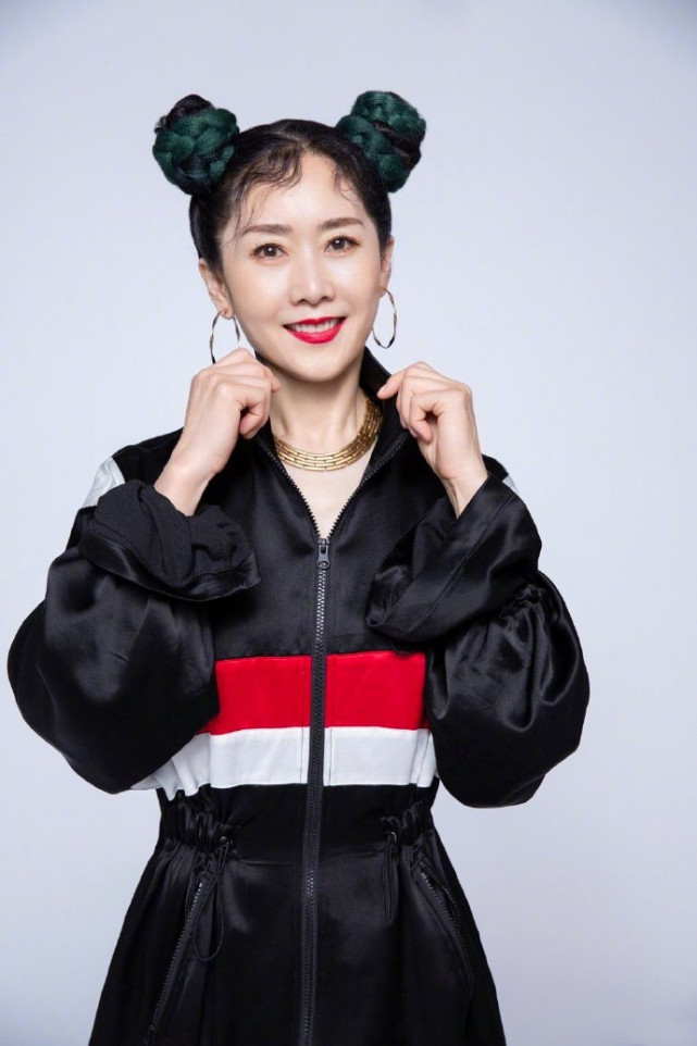 刘芸为妈妈庆63岁生日甜喊永远21母女吃冰淇淋摆拍像极姐妹花