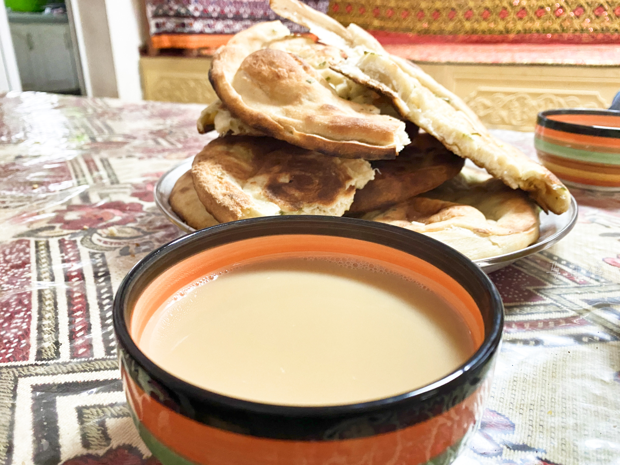 离开的早上她为我们煮了咸口的奶茶和手工馕,那一瞬间所有的问题都不