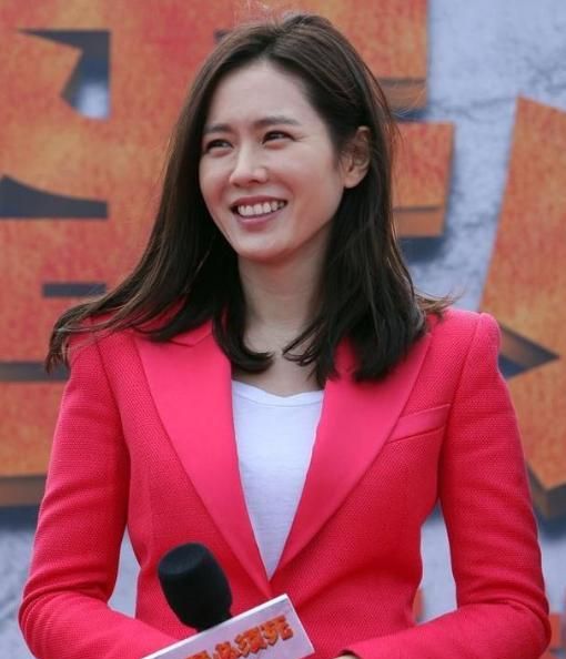 40岁孙艺珍还是很美,穿大红色西服外套不仅不俗气显老,还很优雅