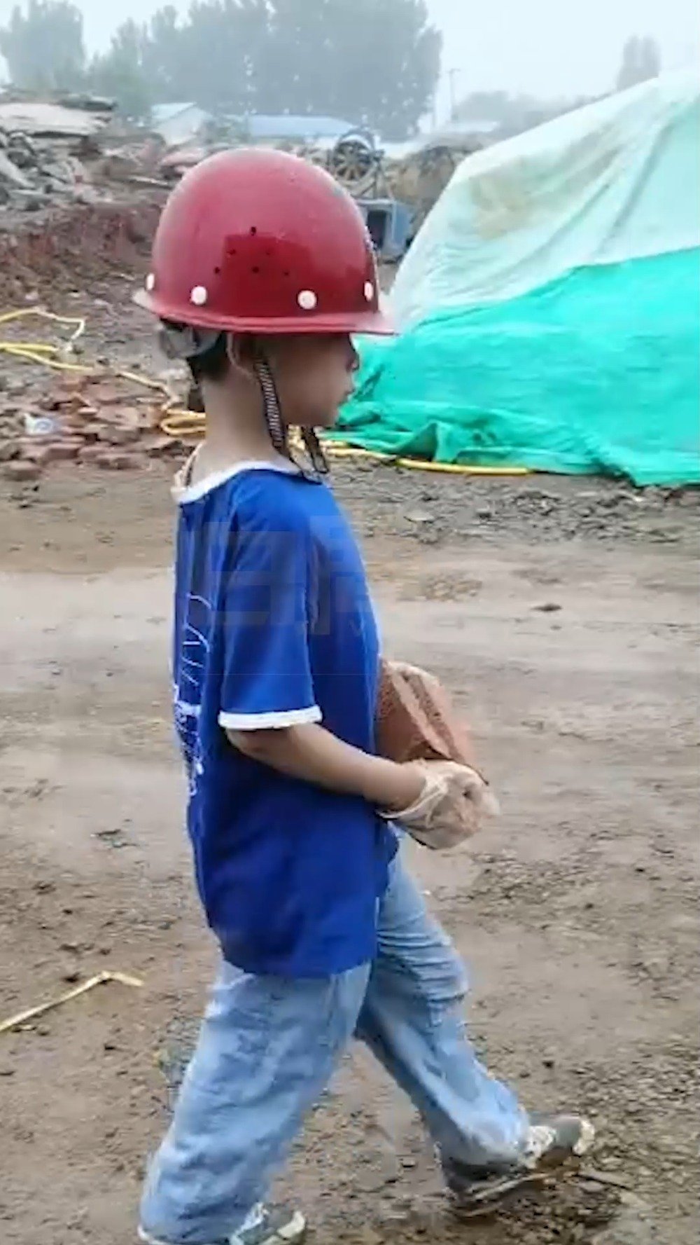 男孩不愿意上学,被父母带到工地干苦力活,可没几天宝妈就后悔了休闲区蓝鸢梦想 - Www.slyday.coM 男孩不愿意上学,被父母带到工地干苦力活,可没几天宝妈就后悔了休闲区蓝鸢梦想 - Www.slyday.coM