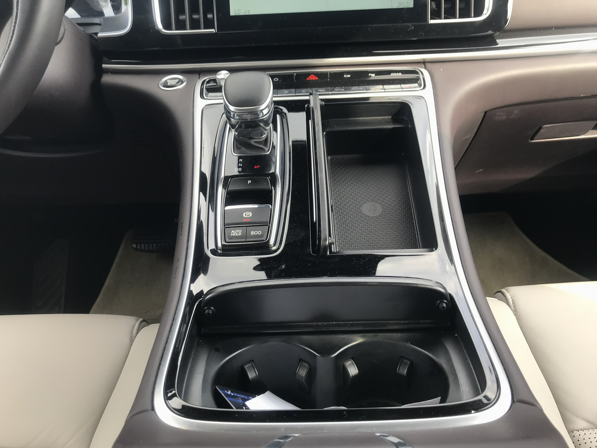 中控屏下方区域则采用了大量的黑色钢琴烤漆面板,与下面的金属空调