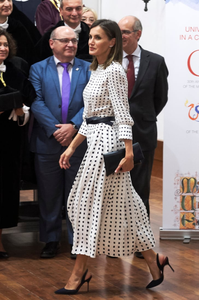 如何把白西装穿出高级感西班牙王后出妙招赢过同框的大小公主