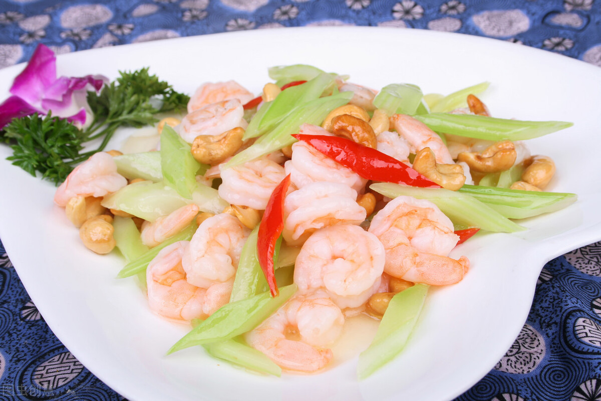 5,接着炒虾仁,等虾仁变色后,把芹菜和胡萝卜倒入锅内,加盐调味,再淋入