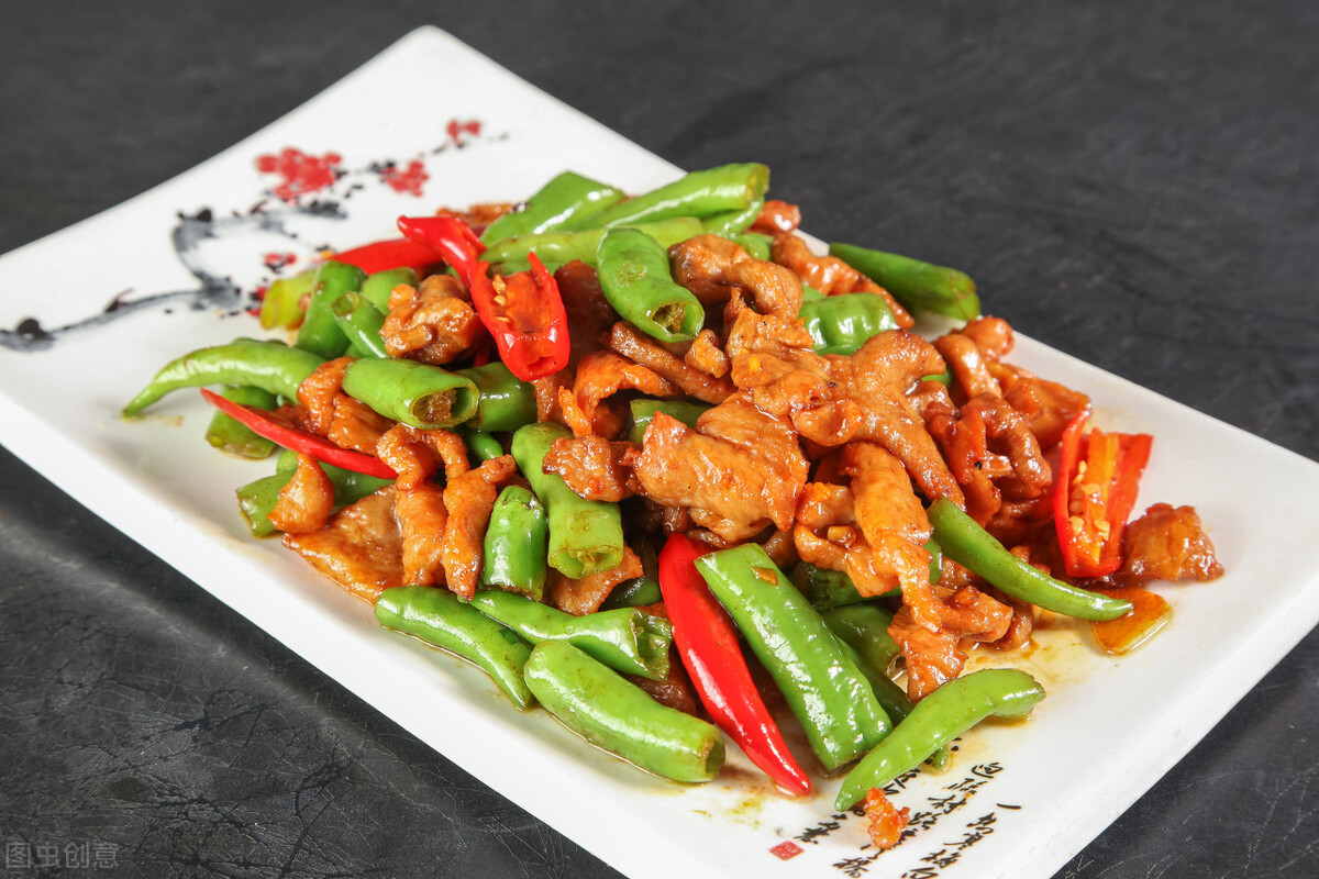 5,锅中再加少许油,下入葱姜蒜爆香,下入杭椒煸炒,这时开始调味,加入