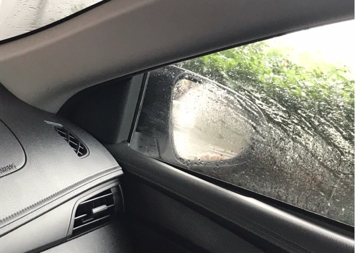 雨天挡风玻璃经常起雾看不清?一招快速消除