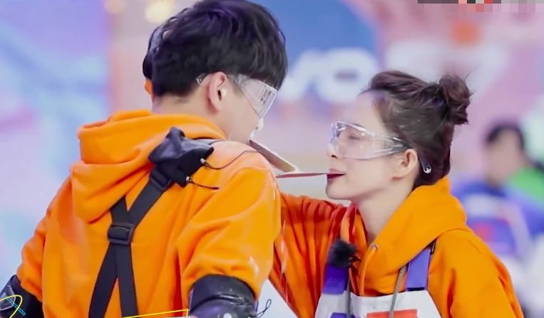 龚俊张哲瀚合体上《快本》,两人还一起唱歌,那个时候的两人还没有解绑