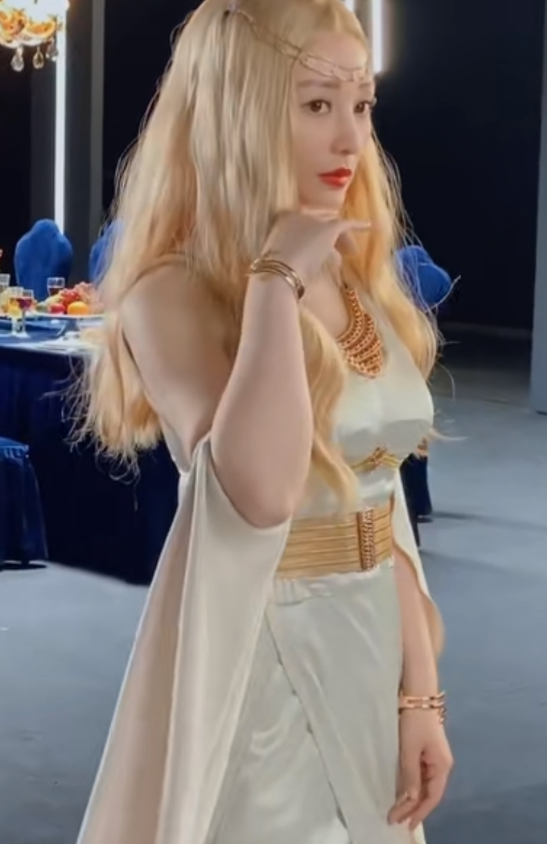 40岁柳岩cos雅典娜金发红唇眼神撩人网友仙女下凡辛苦了