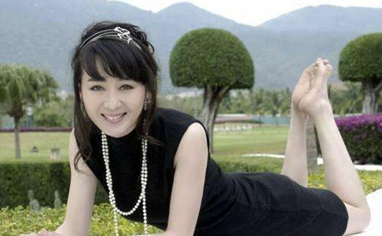 李琳穿出了"微胖美精髓",黑色v领连衣裙优雅高贵,富态感十足