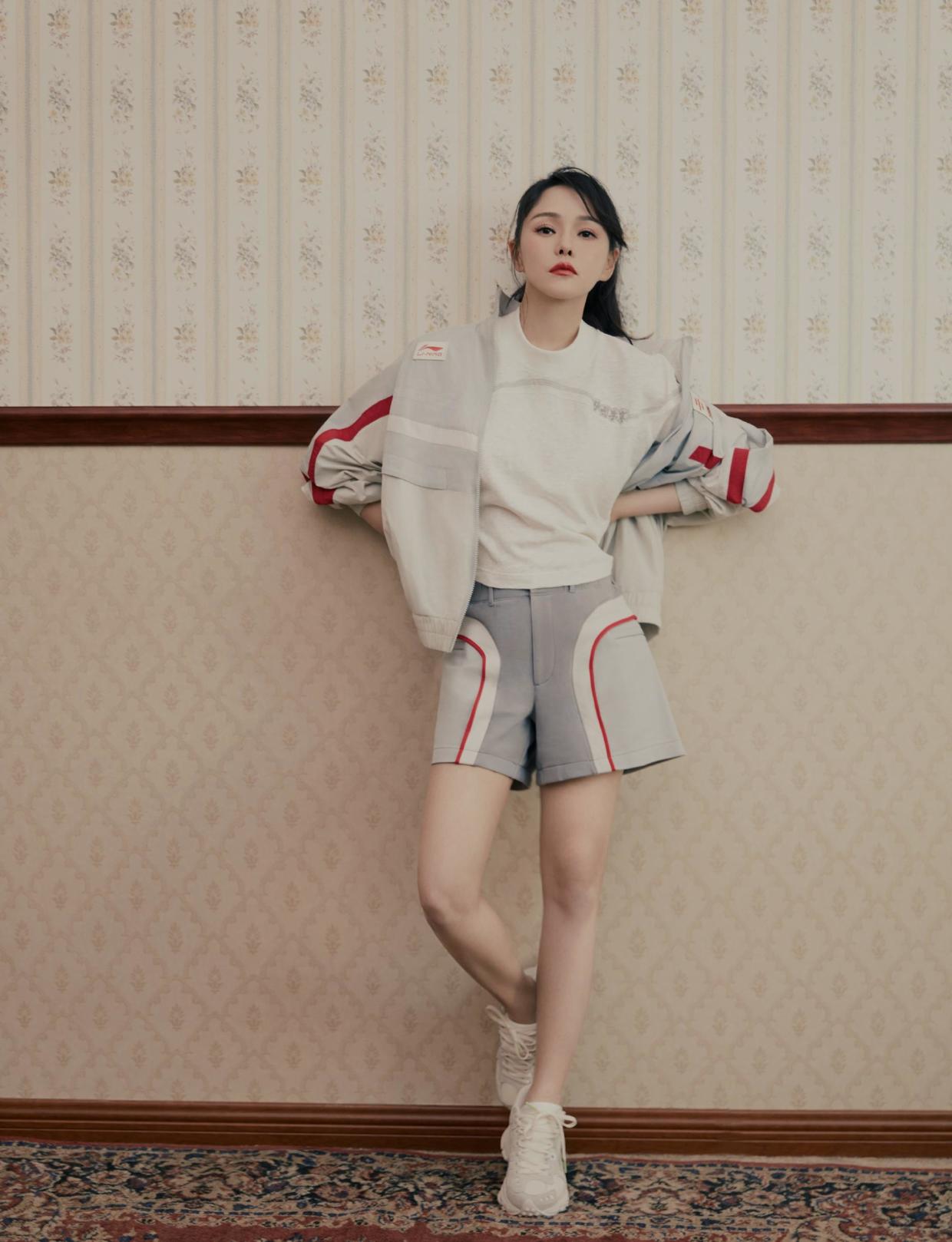 年过半百的伊能静脸蛋和身材一点都没松弛穿抹胸裙就像小姑娘