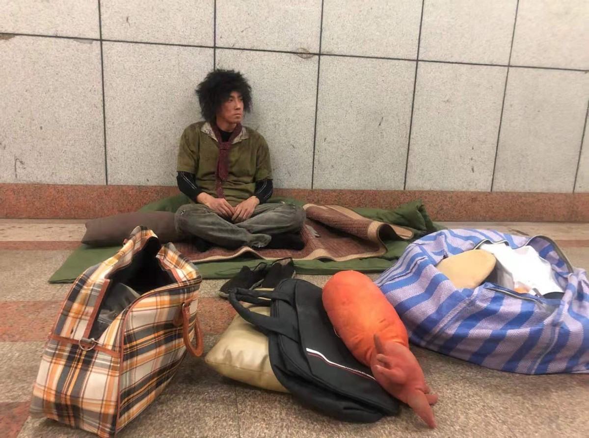 "五阿哥"乞丐造型曝光,蓬头垢面似犀利哥,网友直呼不敢认!