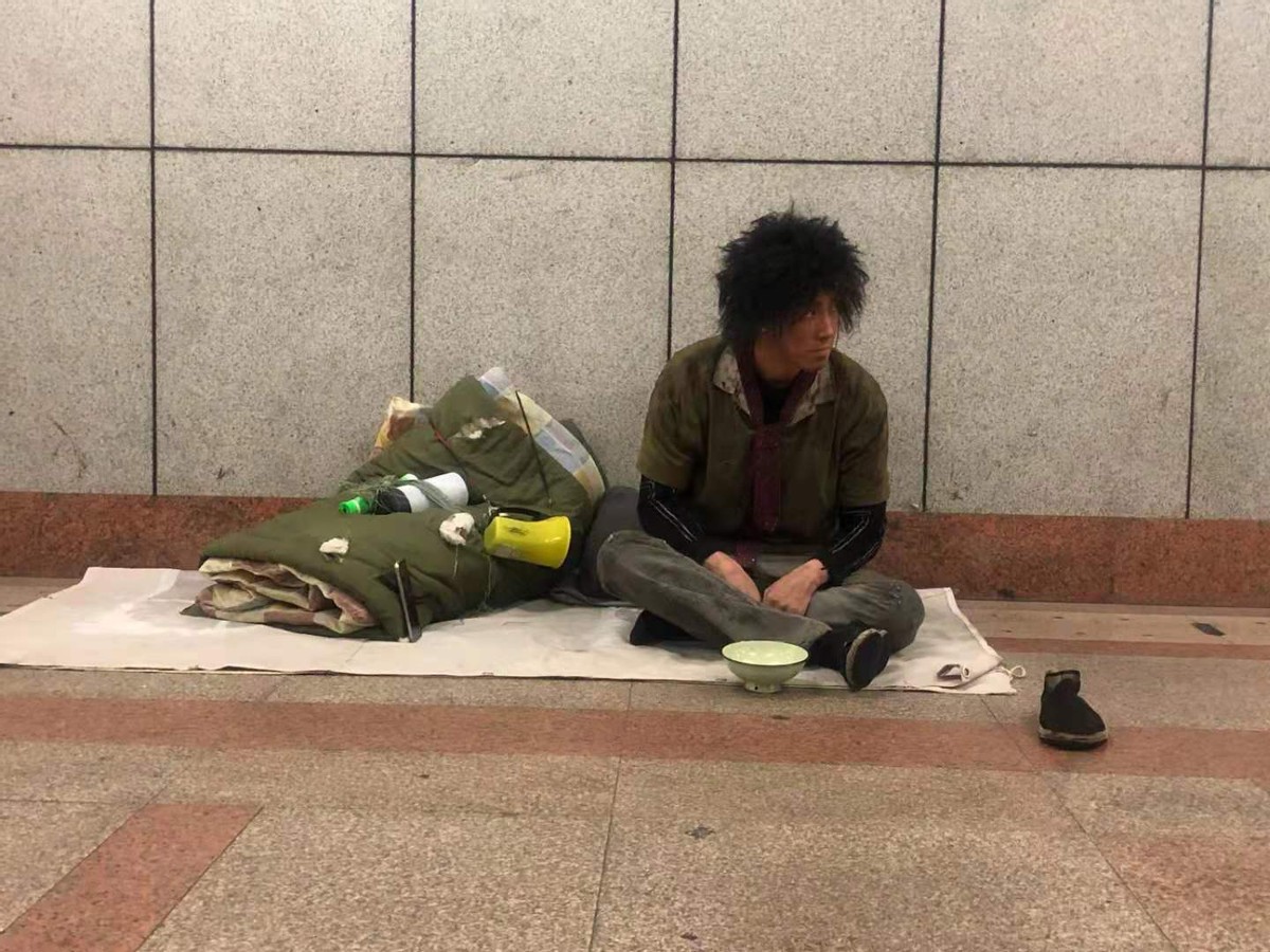 "五阿哥"乞丐造型曝光,蓬头垢面似犀利哥,网友直呼不敢认!