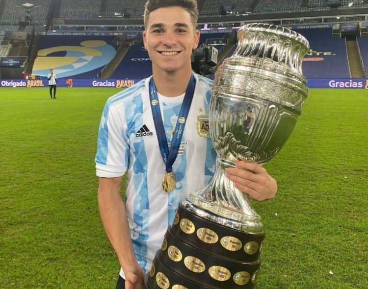 意媒:米兰有意河床前锋阿尔瓦雷斯,球员合同明年底到期