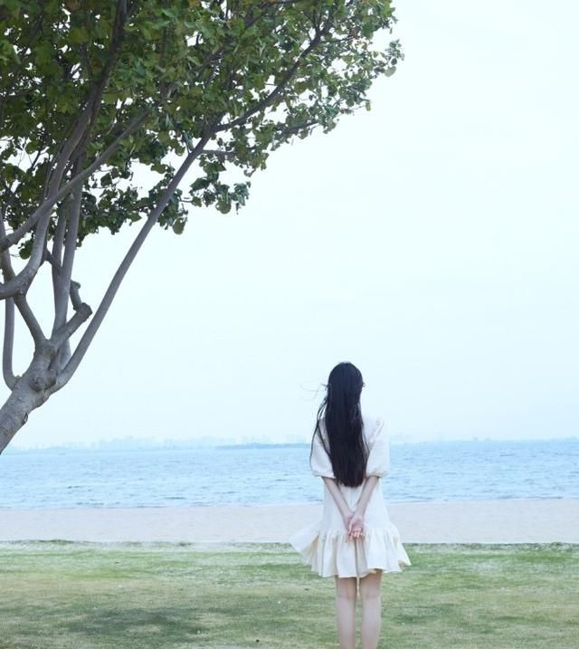 这样法式复古的白色连衣裙,透着温柔淑女的气质,穿在周也身上显得高挑