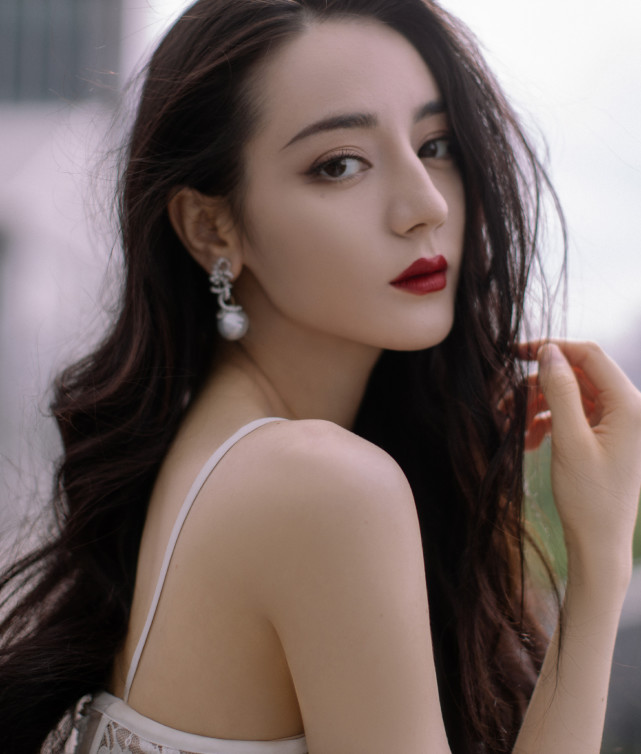 网友按迪丽热巴的样子整容变美后坦言很多人建议她做热巴的替身