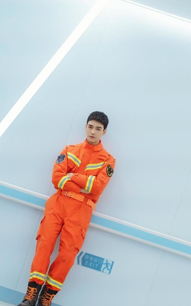 龚俊消防员制服造型摆拍,又正又飒,行走的衣架子,侧颜线条优秀|龚俊