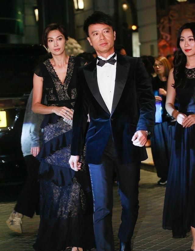 李克勤老婆哪像奔五的年纪穿蕾丝裙秀出好身材气质不逊色超模