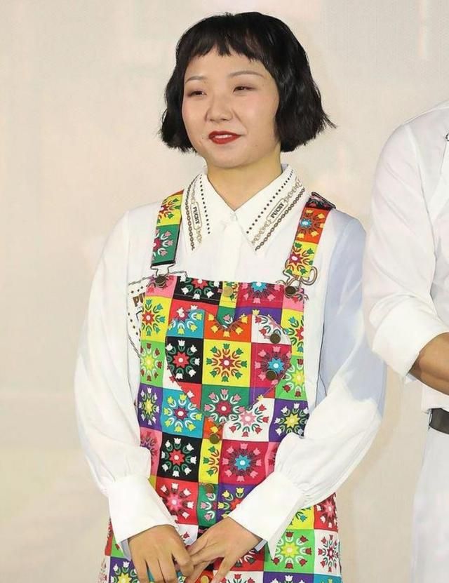 辣目洋子穿花哨裙子亮相虽然长相普通但脸蛋肉感十足很抢镜