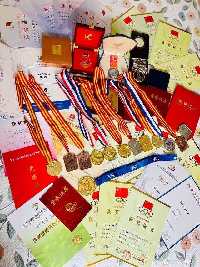 女排前国手晒所获荣誉,奖杯奖状铺满床,29岁单身,住过亿四合院