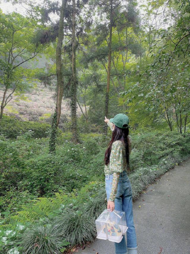 热巴终究是明星穿简单的花衬衫去爬山甜美似邻家女