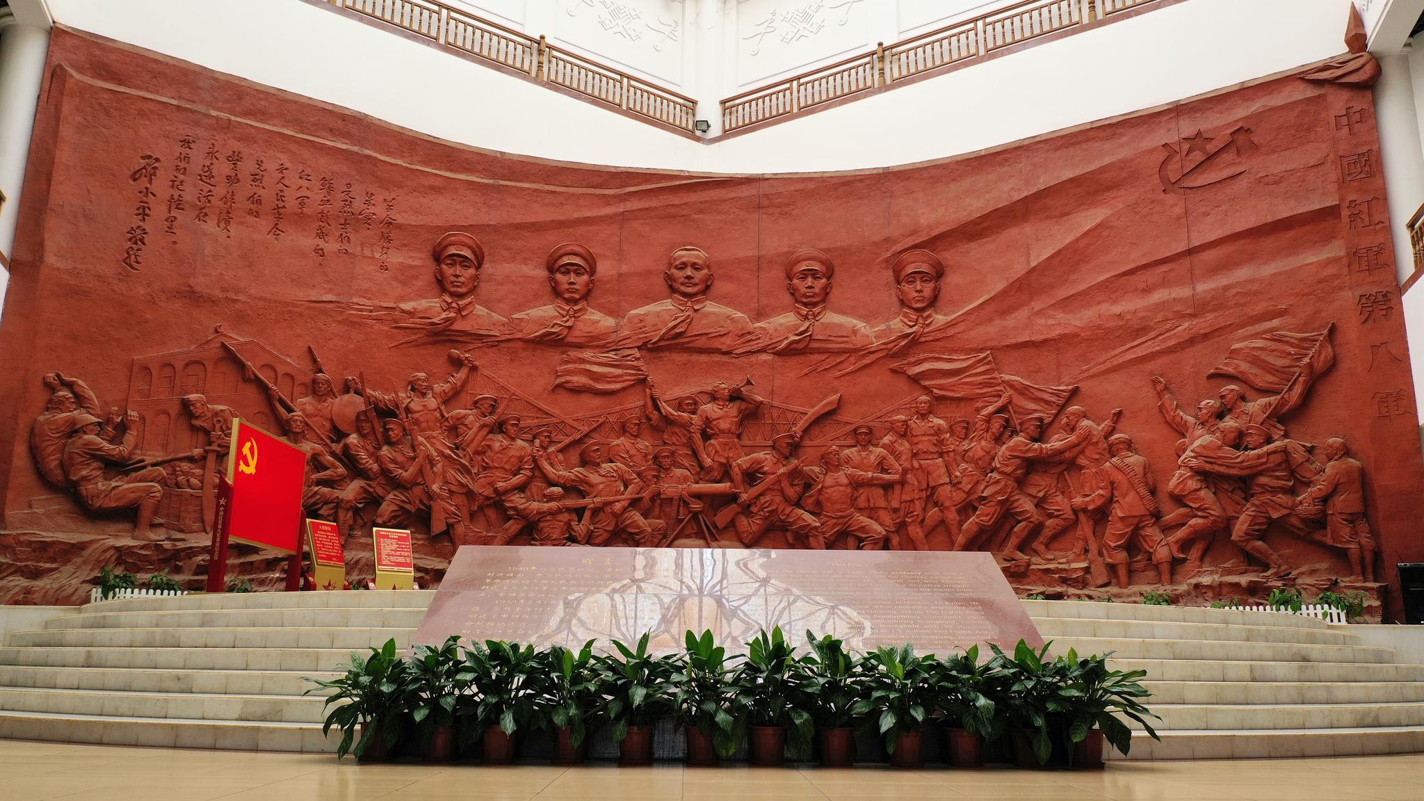 "今年来龙州体验红色旅游的游客明显增多,不少单位前来参观学习,缅怀