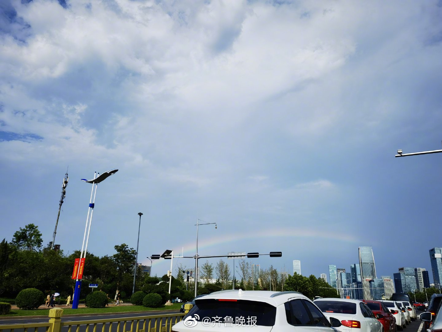 不用修图济南雨后出现超大彩虹你看到了吗