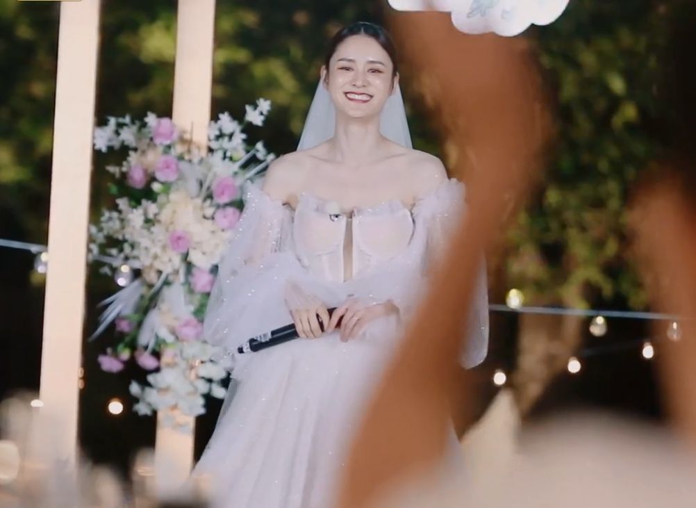 张馨月穿婚纱唱歌告白颜值气质媲美女明星难怪林峰都坐不住