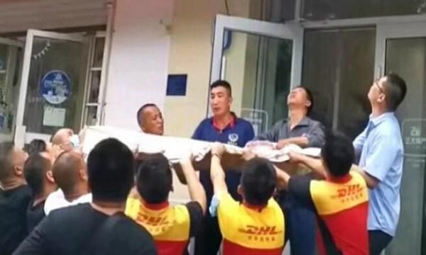 众人托举窗帘接住坠楼男童,男孩真是福大命大父母积了大德了休闲区蓝鸢梦想 - Www.slyday.coM 众人托举窗帘接住坠楼男童,男孩真是福大命大父母积了大德了休闲区蓝鸢梦想 - Www.slyday.coM