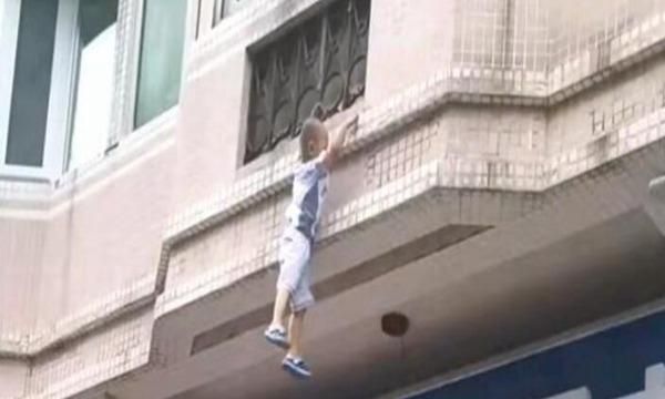 众人托举窗帘接住坠楼男童,男孩真是福大命大父母积了大德了休闲区蓝鸢梦想 - Www.slyday.coM 众人托举窗帘接住坠楼男童,男孩真是福大命大父母积了大德了休闲区蓝鸢梦想 - Www.slyday.coM