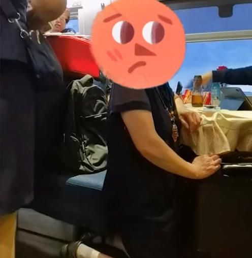 河北一女子高铁抽烟触发警报,跪下道歉,乘务员教育引网友热议休闲区蓝鸢梦想 - Www.slyday.coM