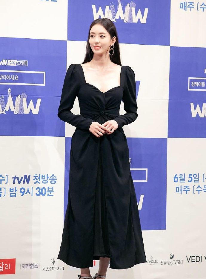 李多喜反季穿衣上衣短大半截女人味拉满但一身针织真不热吗