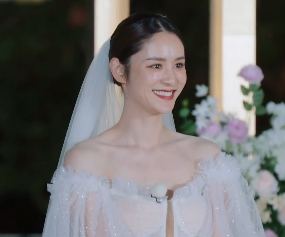 张馨月穿婚纱唱歌告白颜值气质媲美女明星难怪林峰都坐不住