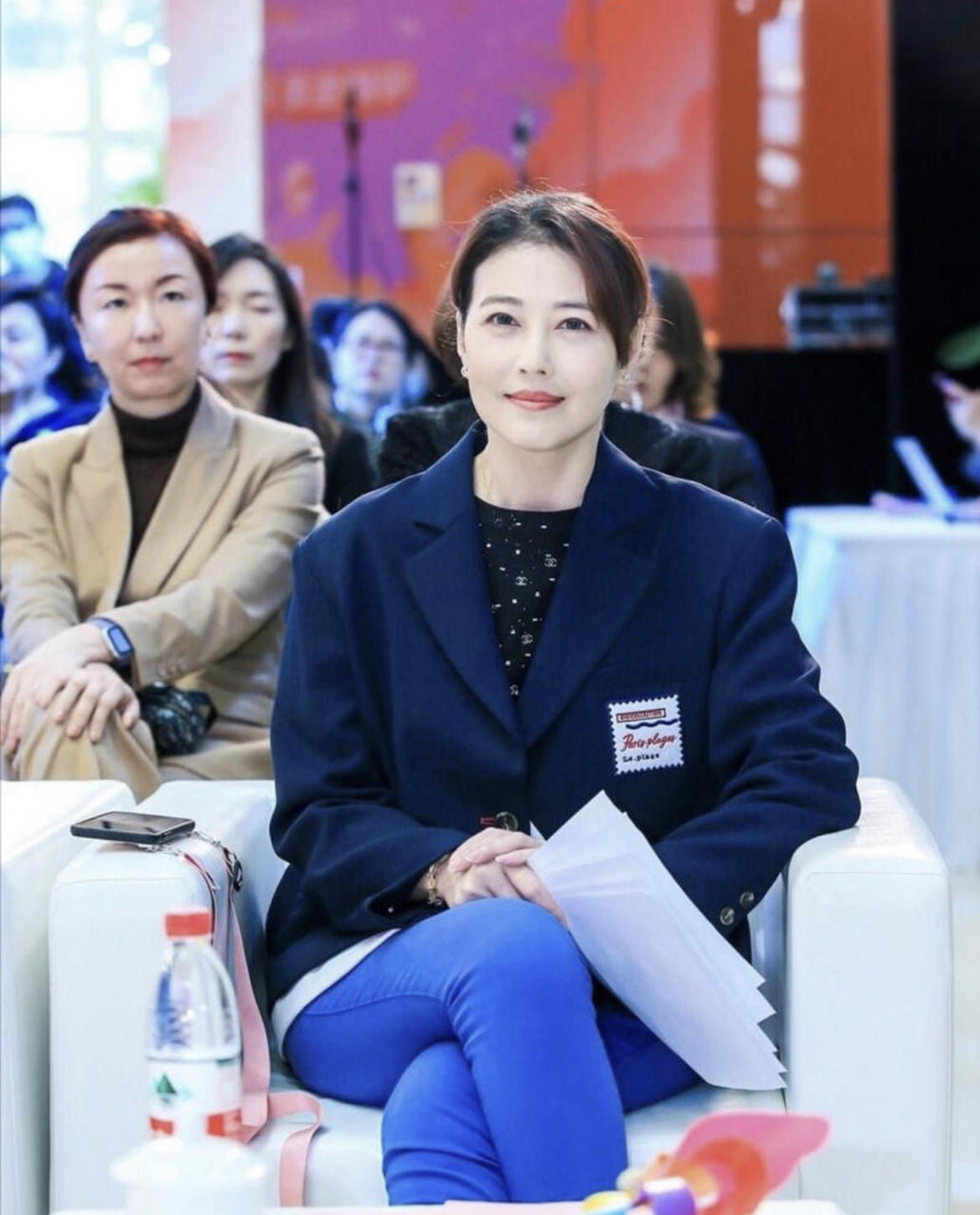 周海媚真是中年女性楷模一袭蓝色拼色连衣裙成熟优雅气质稳赢