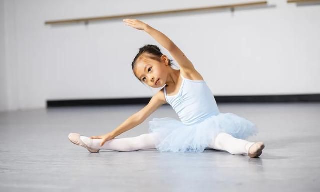 舞蹈动作造型简单儿童图片