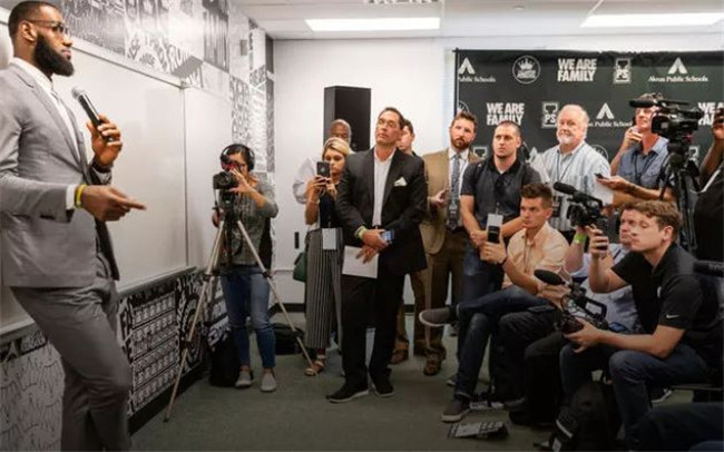 打球成副业！老詹出售影视公司，估值达7.5亿美金，人生赢家休闲区蓝鸢梦想 - Www.slyday.coM