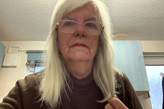 想纪念癌逝儿子!82岁老人剪光长发助癌友 遭拒"太白不能用"