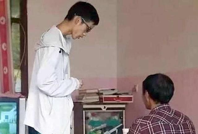 云南男孩高考713分被清华录取,却失声痛哭,看到手后众人泪奔休闲区蓝鸢梦想 - Www.slyday.coM