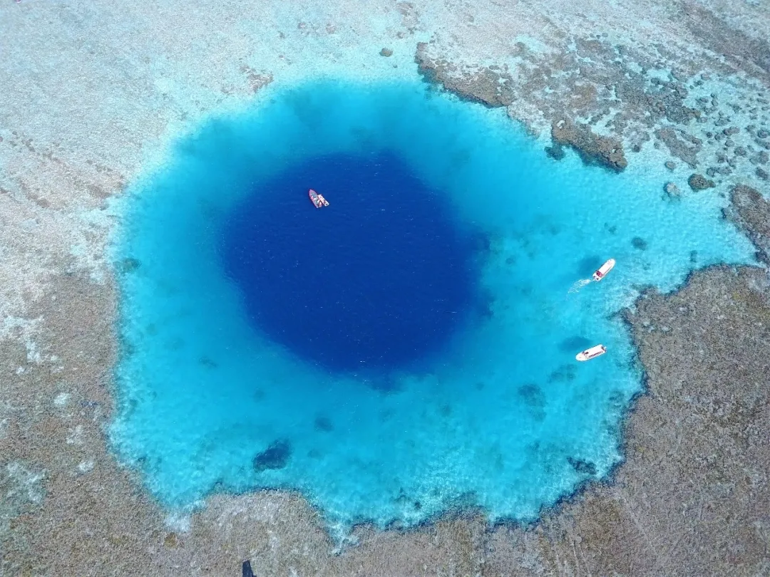 可谓潜水者的天堂;"南海之眼"三沙永乐龙洞,世界上已知最深的海洋蓝洞