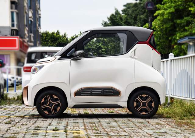 五菱银标新款代步小车三门两座养车成本低续航超300公里