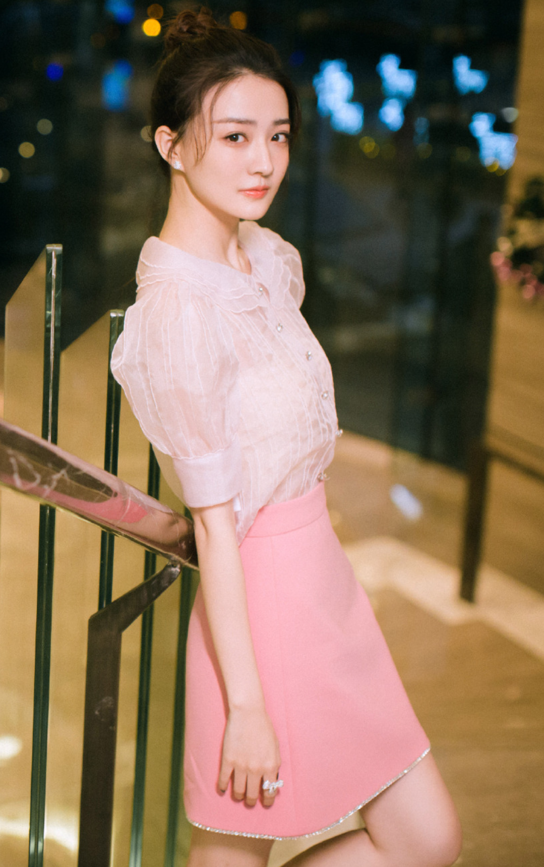 徐璐又在"炫腹",一身灰色套装青春靓丽,"空竹腰"又惊艳了