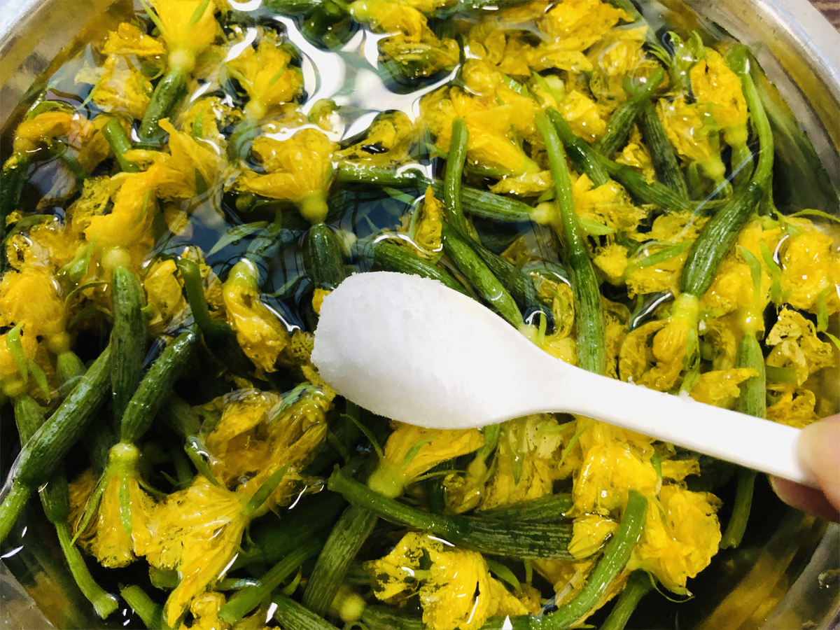 它是难得的可食用花营养价值十分出色把它炒着吃