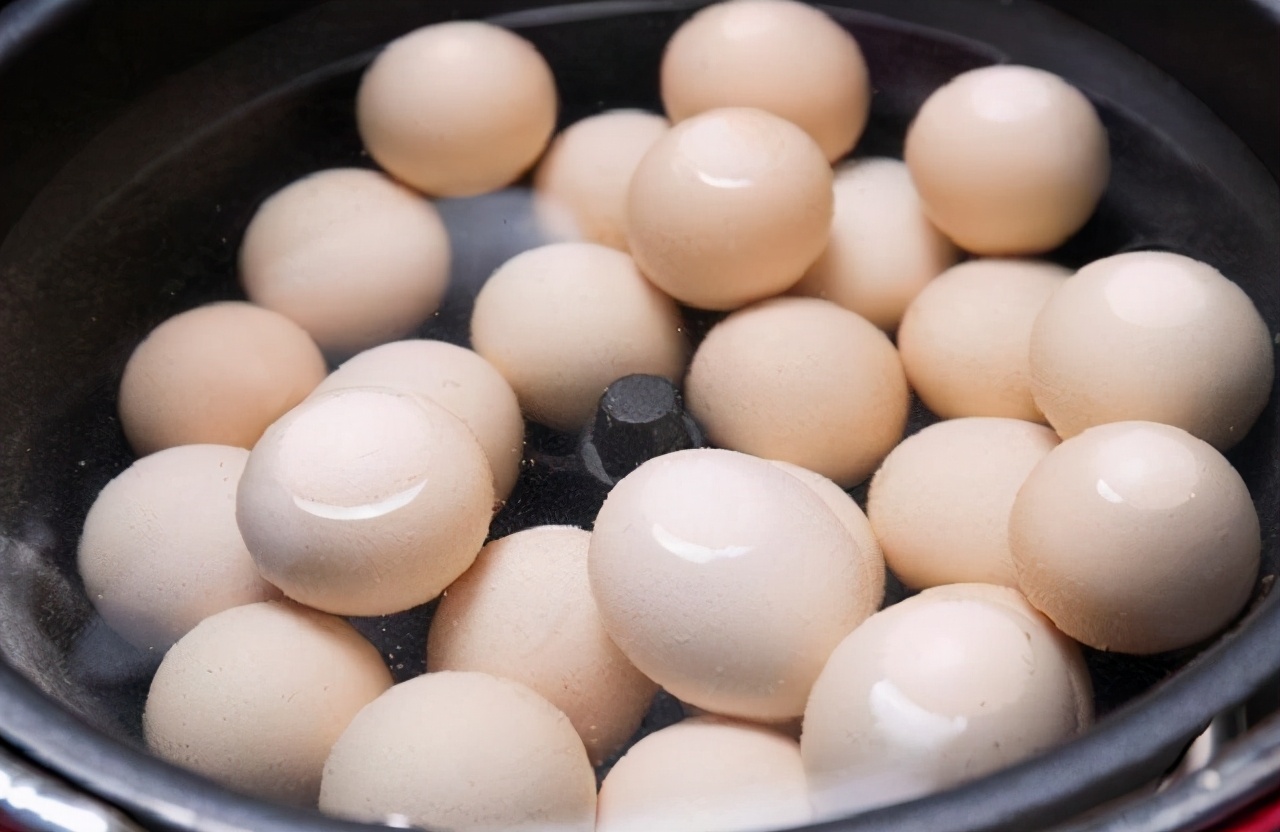 煮鸡蛋别只知道加清水煮多加1物鸡蛋嫩滑壳一碰就掉